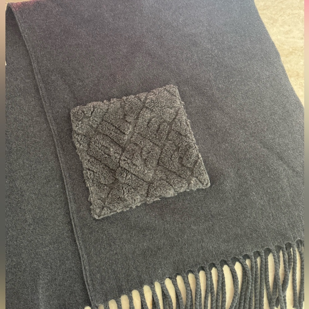 Fendi Wool Poncho with logo pockets - Picture 3 of 4